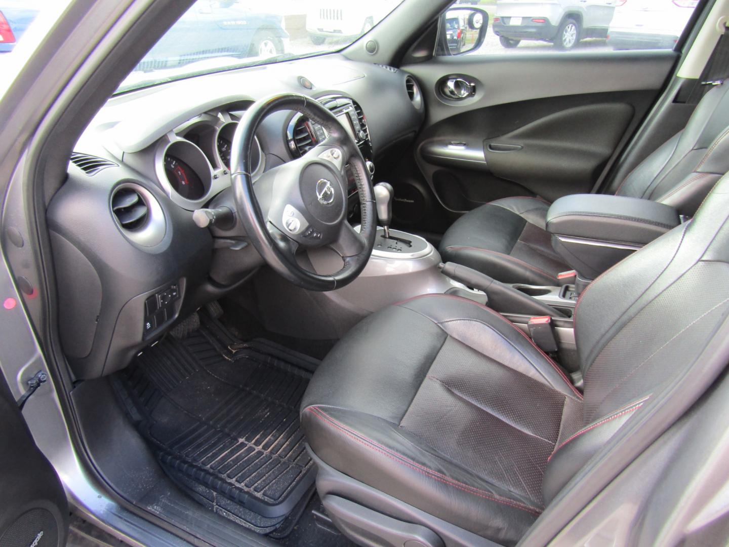 2015 Gray Nissan Juke S FWD (JN8AF5MR4FT) with an 1.6L L4 DOHC 16V engine, Automatic transmission, located at 15016 S Hwy 231, Midland City, AL, 36350, (334) 983-3001, 31.306210, -85.495277 - Photo#3